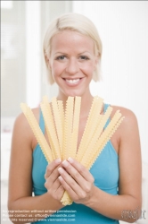 Viennaslide-72000462 Junge Frau mit Nudeln - Young Woman with Noodles