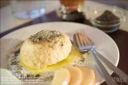 Viennaslide-72000543 Germknödel mit Butter und Mohn