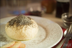 Viennaslide-72000544 Germknödel mit Butter und Mohn