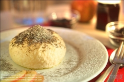 Viennaslide-72000544h Germknödel mit Butter und Mohn