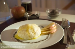 Viennaslide-72000545 Germknödel mit Butter und Mohn