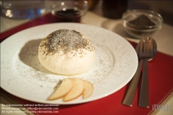 Viennaslide-72000547 Germknödel mit Butter und Mohn