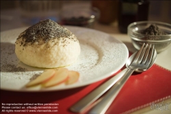 Viennaslide-72000548 Germknödel mit Butter und Mohn