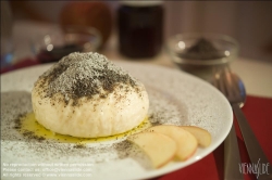 Viennaslide-72000549 Germknödel mit Butter und Mohn