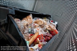 Viennaslide-72000574 Lebensmittel im Müll