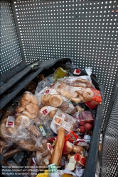 Viennaslide-72000575 Lebensmittel im Müll