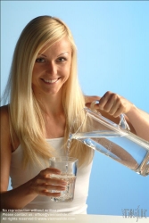 Viennaslide-72000579 Junges Mädchen trinkt Wasser - Young Girl drinks Water