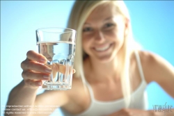 Viennaslide-72000582 Junges Mädchen trinkt Wasser - Young Girl drinks Water