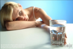 Viennaslide-72000583 Junges Mädchen trinkt Wasser - Young Girl drinks Water