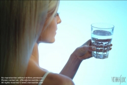 Viennaslide-72000584 Junges Mädchen trinkt Wasser - Young Girl drinks Water