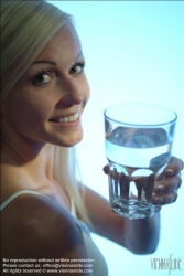 Viennaslide-72000586 Junges Mädchen trinkt Wasser - Young Girl drinks Water