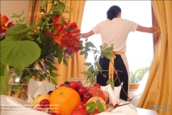 Viennaslide-72800152 Zimmermädchen und Obstschale in einem Hotelzimmer - Chambermaid and fruit bowl in hotel room