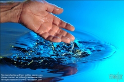 Viennaslide-76050169 Eine Hand greift ins Wasser - A Hand in the Water