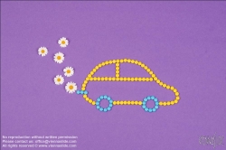 Viennaslide-77000112 Auto aus Schokolinsen - Car made of chocolate lentils exhausting daisies