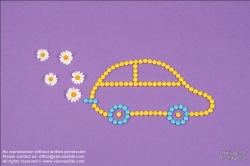 Viennaslide-77000113 Auto aus Schokolinsen - Car made of chocolate lentils exhausting daisies