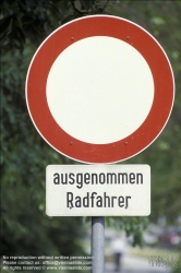 Viennaslide-77020110 Autoverkehr, Verkehrszeichen; Einfahrt Verboten ausgenommen Radfahrer