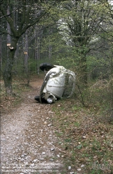 Viennaslide-77119108 Schrottauto im Wald - Car Wreck in the Woods