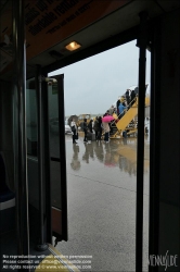Viennaslide-77431151 Flugreise, Passagiere betreten ein Flugzeug bei Regen // Air travel, passengers boarding a plane in the rain