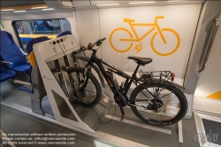 Viennaslide-77710215 E-Bike-Ladestation in einem Pendlerzug