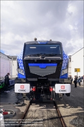 Viennaslide-77712216 Berlin, Innotrans 2022, Chinesische CRRC Hybridlok für Ungarn // Berlin, Innotrans 2022, Chinese CRRC Hybrid Loco for Hungary 