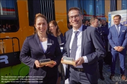 Viennaslide-77712281 Berlin, Innotrans 2022, Stadler Tram TINA für Darmstadt, Ann-Kristina NATUS (Verkehrsbetriebe Darmstadt) und Dirk SCHILLINGS (Stadlerrail) // Berlin, Innotrans 2022, Stadler Tram TINA for Darmstadt, Ann-Kristina NATUS (Verkehrsbetriebe Darmstadt) and Dirk SCHILLINGS (Stadlerrail) 