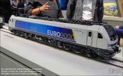 Viennaslide-77712406 Berlin, Innotrans 2024, Stadler Lokomotive Euro 9000 // Berlin, Innotrans 2024, Stadler Loco Euro 9000