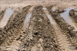 Viennaslide-78010132 Radspuren eines Baufahrzeugs im Schlamm - Wheel Tracks