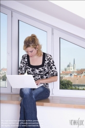 Viennaslide-78251131 Junge Frau mit Laptop am Fenster - Young Woman with Computer at the Window