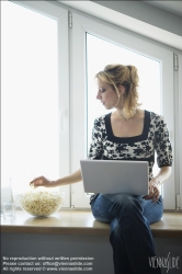 Viennaslide-78251134 Junge Frau mit Laptop am Fenster - Young Woman with Computer at the Window