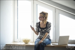 Viennaslide-78251135 Junge Frau mit Laptop am Fenster - Young Woman with Computer at the Window