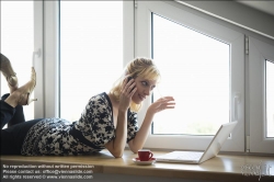 Viennaslide-78251142 Junge Frau mit Laptop am Fenster - Young Woman with Computer at the Window