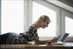 Viennaslide-78251143 Junge Frau mit Laptop am Fenster - Young Woman with Computer at the Window