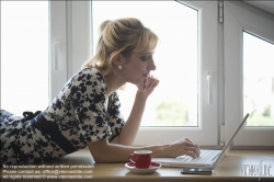 Viennaslide-78251145 Junge Frau mit Laptop am Fenster - Young Woman with Computer at the Window