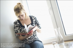 Viennaslide-78251146 Junge Frau liest ein Buch - Young Woman reading Book