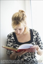 Viennaslide-78251147 Junge Frau liest ein Buch - Young Woman reading Book