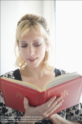 Viennaslide-78251149 Junge Frau liest ein Buch - Young Woman reading Book