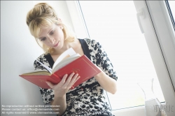 Viennaslide-78251150 Junge Frau liest ein Buch - Young Woman reading Book