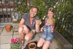 Viennaslide-78315119 Wien, Mutter und Tochter bei der gemeinsamen Gartenarbeit am Dachgarten - Vienna, Mother and Daughter working on their Rooftop Garden