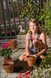 Viennaslide-78315125 Wien, ein Mädchen pflanzt Blumen am Dachgarten - Vienna, a Girl on Rooftop Garden