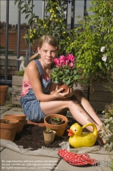 Viennaslide-78315128 Wien, ein Mädchen pflanzt Blumen am Dachgarten - Vienna, a Girl on Rooftop Garden