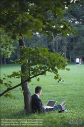 Viennaslide-79000003 Manager im Park - Manager Working Outdoor