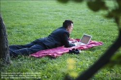 Viennaslide-79000007 Manager im Park - Manager Working Outdoor