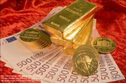Viennaslide-79070113 Gold und 500-Euro-Scheine - Gold and Euro Banknotes