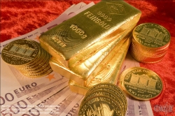 Viennaslide-79070114 Gold und 500-Euro-Scheine - Gold and Euro Banknotes