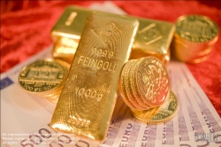 Viennaslide-79070115 Gold und 500-Euro-Scheine - Gold and Euro Banknotes