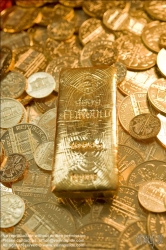 Viennaslide-79070120 Goldbarren auf Münzen - Gold Bar on Gold Coins