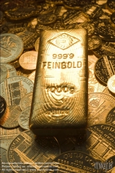 Viennaslide-79070124 Goldbarren auf Münzen - Gold Bar on Gold Coins