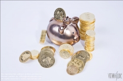 Viennaslide-79070140 Sparschwein mit Goldmünzen - Piggybank and Gold Coins