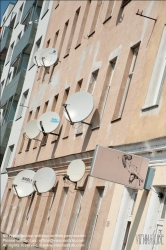 Viennaslide-79111144 Satellitenschüsseln an einer Fassade - Satellite Dishes