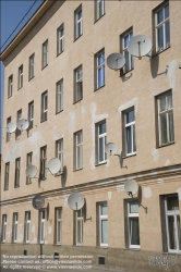 Viennaslide-79111146 Satellitenschüsseln an einer Fassade - Satellite Dishes